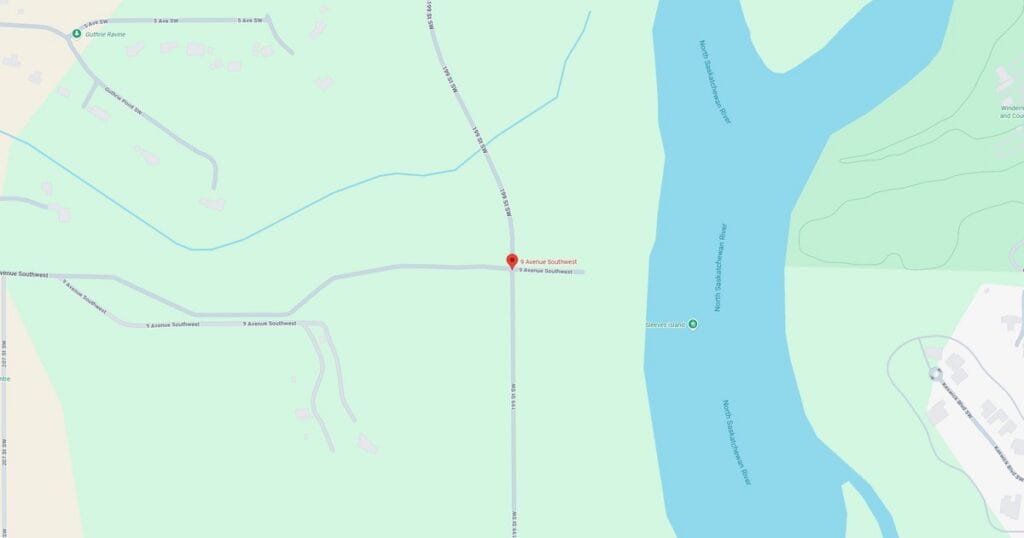 Beautiful river landscape featuring calm waters, lush green trees, and walking trails along the riverbank. Ideal for outdoor activities, nature walks, and photography.